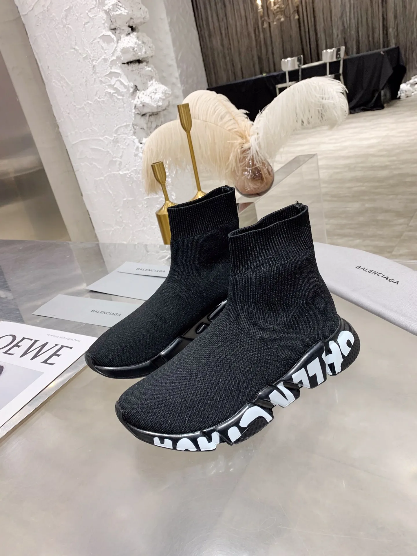 👟👟Ex-factory price 420👟👟 [Ready stock top version vacuum outsole] Balenciaga 👣Size: 35 36 37 38 39 40 41 42 43 44 45 [Socks in original packaging delivered] 🔥Balenciaga's "Speed" High-top sock-style sneakers are instantly recognizable and have ever-lasting popularity. This item is made in Italy from stretch knitted fabric. The rubber sole has excellent elasticity. Only half of the brand name printed on it is visible. Compared with the previous exaggerated and eye-catching style, it has a sense of "half-covering the face as if holding a pipa", and the brand's ingenuity in innovating the logo printing trend can also be seen.